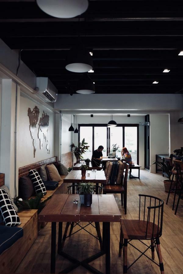 Slee Hostel Chiangmai (Adults Only) เชียงใหม่ ภายนอก รูปภาพ