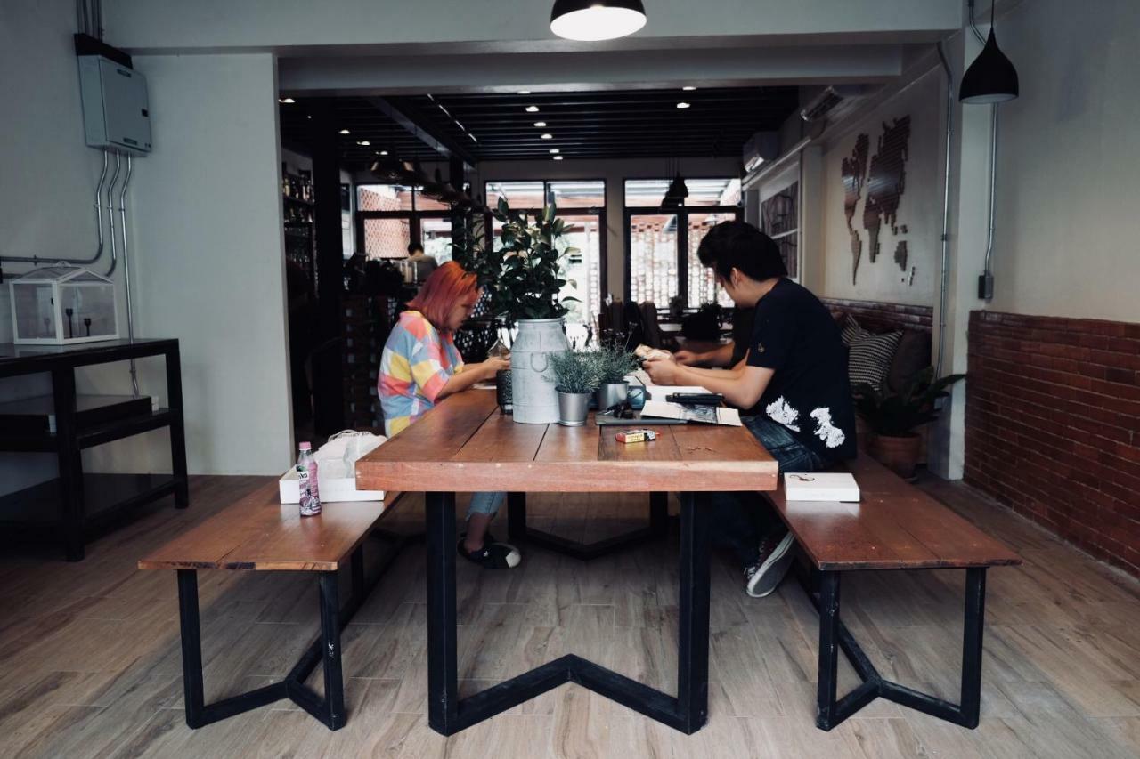 Slee Hostel Chiangmai (Adults Only) เชียงใหม่ ภายนอก รูปภาพ