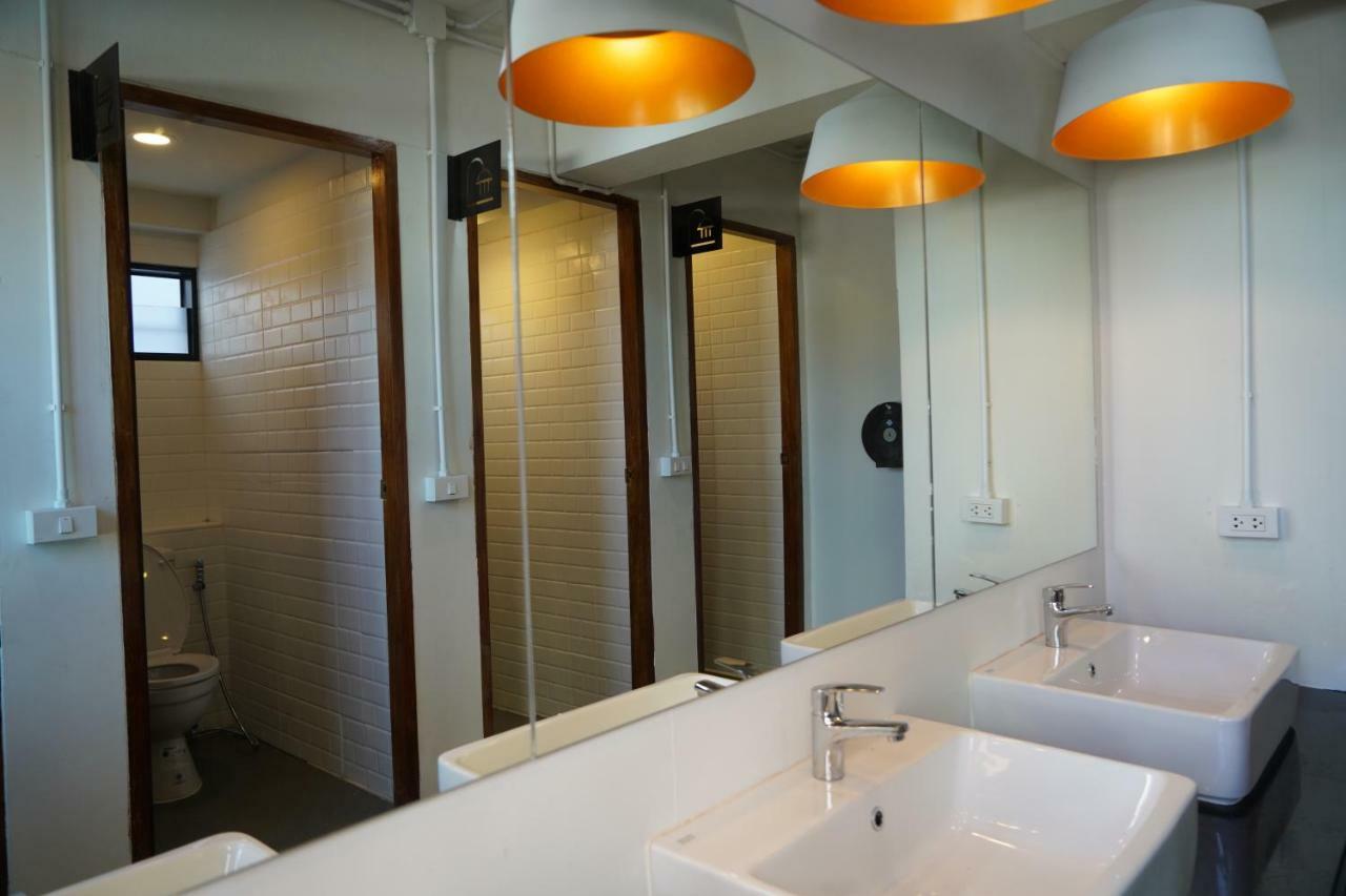 Slee Hostel Chiangmai (Adults Only) เชียงใหม่ ภายนอก รูปภาพ